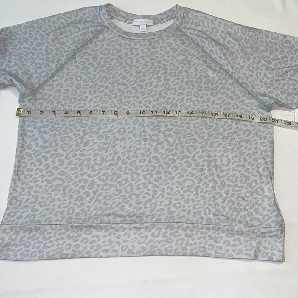 Beyond Yoga Favorite Raglan Crew Pullover Gray Leopard Sz L - Picture 6 of 8